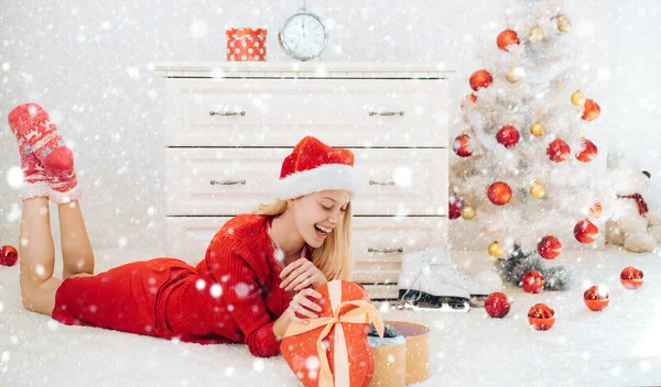 雪の中の少女陽気なクリスマスをエレガントなパーティーの楽しみ。サンタの楽しさ、新年のギフトボックス. — ストック写真
