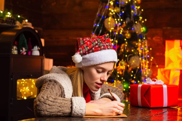 Kız Noel Baba 'ya mektup yazıyor. Mutlu genç bayan. Yeni yıl konsepti. Noel Baba havası. Noel Baba için Dilek Listesi. — Stok fotoğraf