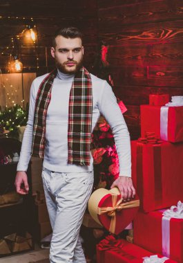 Modern Noel Baba size mutlu Noeller diler. Yakışıklı Noel Baba. Elinde hediye olan seksi bir moda adamı. Aşık bir adam. Chrismtas konsepti.