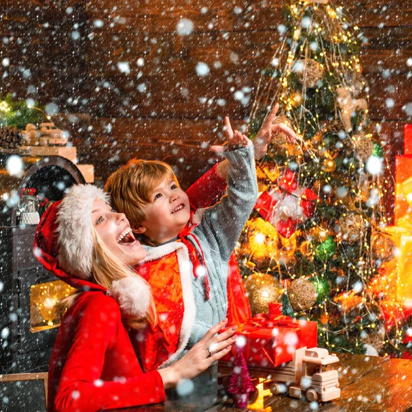 Mãe e pequeno menino adorável família amigável se divertindo. Família se divertindo em casa árvore de natal. A mãe e o miúdo brincam juntos na véspera de Natal. Família feliz. Férias em família. Papai Noel vem aí — Fotografia de Stock