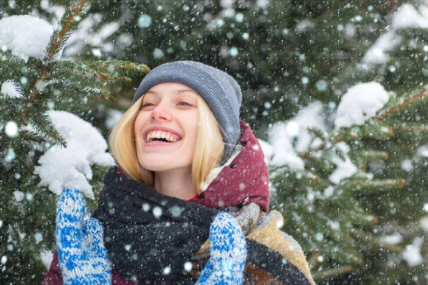Havas lány. Kültéri közeli portré gyönyörű mosolygós szőke nő piros orral séta a téli parkban. Bájos lány meleg téli ruhában. Fagyott havas téli időjárás. — Stock Fotó