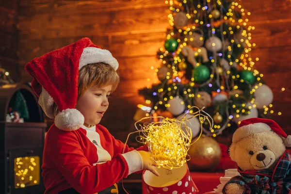 クリスマスの雰囲気。クリスマスを祝うかわいい子供たち。幸せな子供は贈り物を楽しんでいます。クリスマスキッズ. — ストック写真