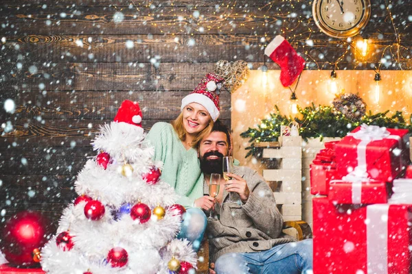 Ett par i snö. Hem Julstämning. Hem Semester. Ett par firar nyår. Julklapp. Vänner som firar 2019. Tomten är hemma med sin fru. — Stockfoto