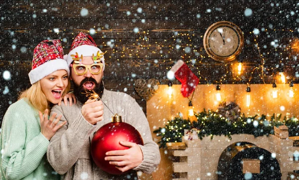 크리스마스 행복 한 가족. 눈 속에 한쌍. 폭탄 이 있는 크리스마스 산타. 크리스마스 연휴. 빨간 드레스를 입은 크리스마스 남자가 폭탄을 들고 있다. 폭탄의 감정. 웃는 친구들의 사진. — 스톡 사진