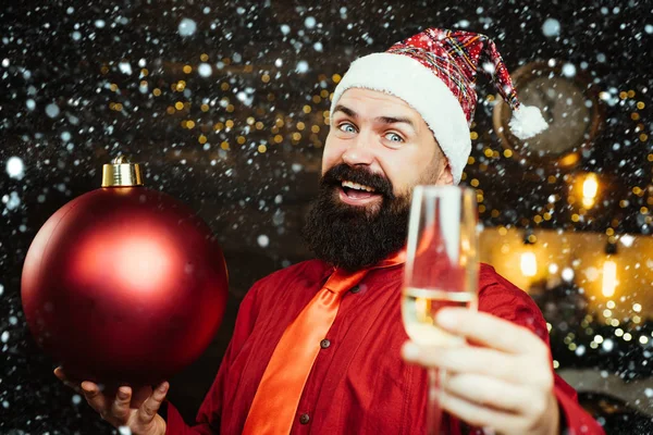 Homme dans la neige. Noël Père Noël avec bombe. Fête de Noël. Homme de Noël à la mode robe rouge tenir bombe. Bombardez vos émotions. Fête Noël . — Photo