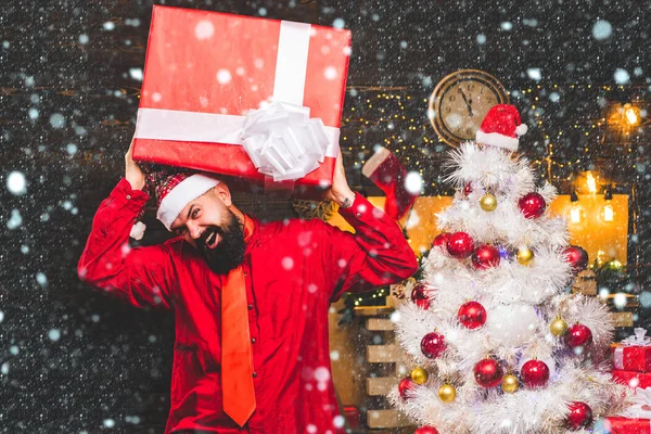 Muž ve sněhu. Vánoční prodej. Novoroční prodej. Legrační Santa Claus. Vánoční příprava. Vánoční svátky. Party Christmas. — Stock fotografie