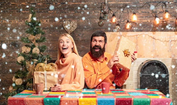 Ett par i snö. God jul och gott nytt år. Nytt år presentförpackning. Xmas bakgrund. — Stockfoto