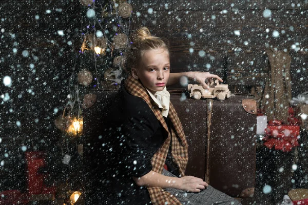 Adolescent de Noël sans abri. Fille dans la neige. Les enfants de Noël. Petite fille avec un cadeau de Noël sur fond en bois. Concept histoire de Noël . — Photo