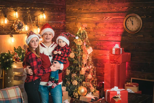 幸せな家族のための感謝祭とクリスマス。お父さん、お母さんと一緒にクリスマスを祝う. — ストック写真