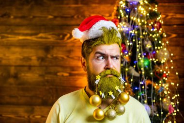 Modern hippi Noel Baba mutlu Noeller diliyor. Uzun sakallı, tahta arka planda poz veren stil sahibi Noel Baba. Modern Noel Baba için Noel stili.