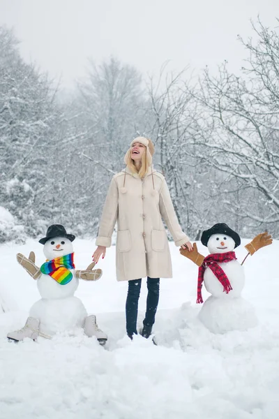 Nieva concepto de moda belleza invierno. Retrato de invierno de una joven mujer hermosa en el jardín de nieve. Retrato de invierno de una mujer joven en el paisaje nevado de invierno . — Foto de Stock