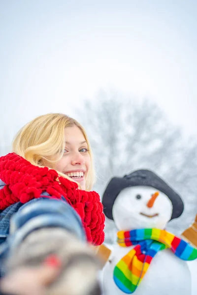Funny fille d'hiver jouer avec la neige dans le parc sur fond de neige blanche. Portrait extérieur de jeune jolie belle femme par temps froid et ensoleillé d'hiver dans le parc . — Photo