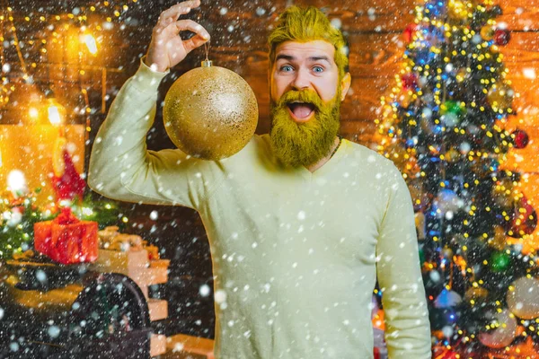 Een man in de sneeuw. Kerstman poseren op vintage houten achtergrond. De Kerstman wenst een vrolijk kerstfeest. Holly vrolijke swag Kerstmis en noel. — Stockfoto