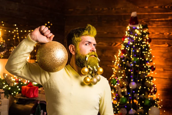 Gelukkig nieuwjaar. Gelukkig Kerstman gekleed in winterkleding denk aan Kerstmis in de buurt van de kerstboom. Kerstman poseren op vintage houten achtergrond. Kerst interieur en Home Kerst sfeer. — Stockfoto