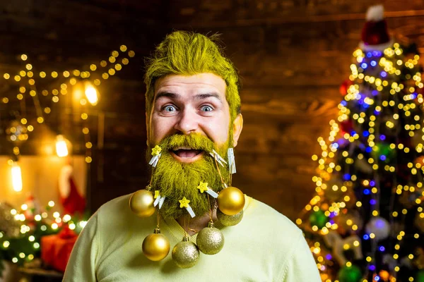 Feliz Santa vestido con ropa de invierno pensar en Navidad cerca del árbol de Navidad. Papá Noel con barba blanca posando sobre el fondo de madera de Navidad . —  Fotos de Stock