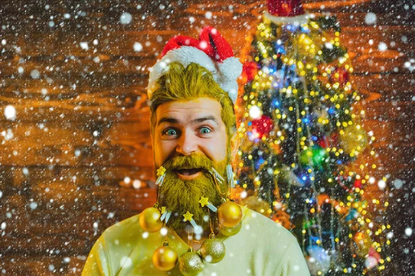 Porträt des Weihnachtsmannes. Mann im Schnee. Frohe Weihnachten im Winter. Heimelige Weihnachtsstimmung. Weihnachtsmann posiert auf Vintage-Holzgrund. — Stockfoto