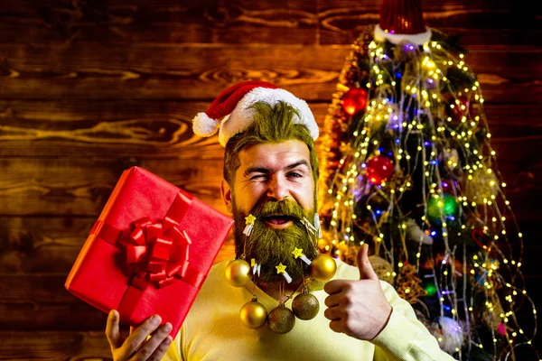 Tema feriados de Natal e inverno ano novo. Retrato de um Pai Natal. Pai Natal engraçado. Feliz Papai Noel vestido com roupas de inverno pensar sobre o Natal perto da árvore de Natal . — Fotografia de Stock