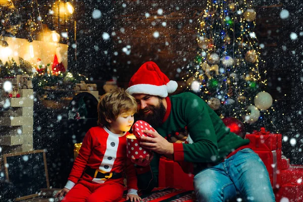 Férias de Natal. Bonito menino e papai perto da árvore de Natal. Feliz Natal e Boas Festas. Conceito de ano novo. Feliz Ano Novo. Família na neve . — Fotografia de Stock