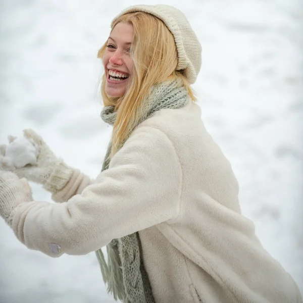 冬の美しい若い女性。冬の季節。冬だ冬休みに雪玉投げで遊んでいる女の子 — ストック写真
