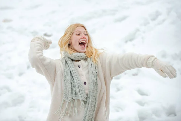 Vacker ung kvinna på vintern. Säsong av vintern. Vintertid. Snöboll och vinternöje. Söt lekfull ung kvinna utomhus njuter första snön. — Stockfoto