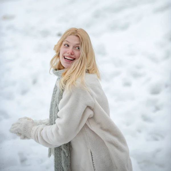 Menina de mitenes segurar bola de neve. Retrato de uma mulher feliz no inverno. Menina alegre ao ar livre. Mulher feliz segura bola de neve nas mãos . — Fotografia de Stock