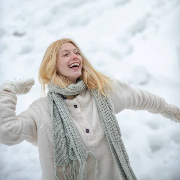 Щасливий зимовий час. Щаслива молода дівчина грає у бійку з сніжками. Портрет щасливої жінки взимку. Мила грайлива молода жінка на відкритому повітрі насолоджується першим снігом . — стокове фото