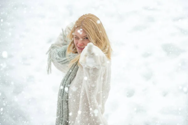Fille dans la neige. Bataille de boules de neige. Des gens dans la neige. Portrait d'une jeune femme dans la neige essayant de se réchauffer. Joyeux beauté jeune femme s'amuser dans Winter Park. Jeune femme portrait d'hiver . — Photo