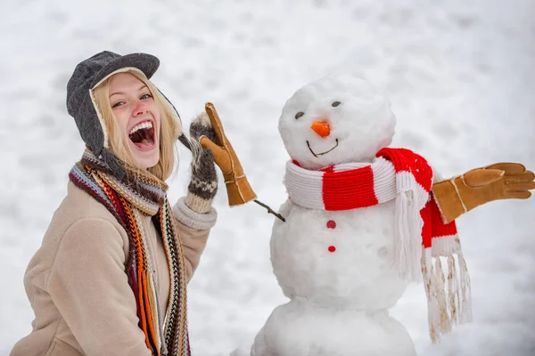 Imádom a telet. Érzéki téli lány pózol és jól érzi magát. Havas lány. Téli jelenet boldog emberek fehér hó háttér. — Stock Fotó