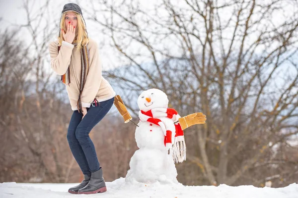 有趣的圣诞老人女孩在冬天摆姿势。 快乐有趣的年轻女子在冬园和雪人玩乐。 寒假快乐与人的概念. — 图库照片