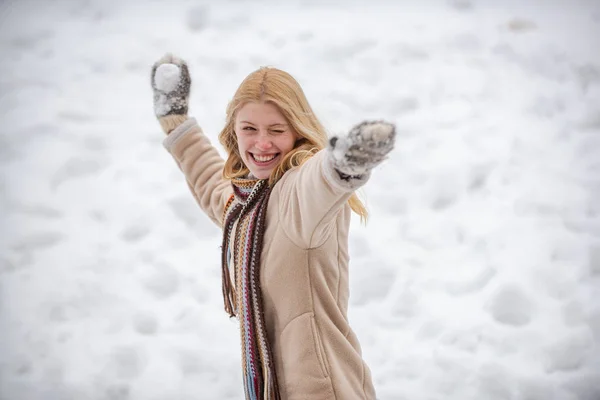 Hógolyó és téli szórakozás. Egy boldog nő portréja télen. Vidám lány a szabadban. Aranyos játékos fiatal nő szabadban élvezi az első hó. — Stock Fotó