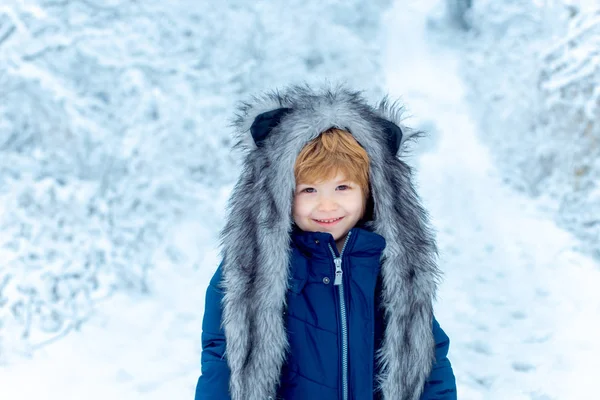 The morning before Christmas. Winter child. Child playing in the snowy field in winter forest. Cute little kid enjoying in the winter park in snow. — Stock Photo, Image