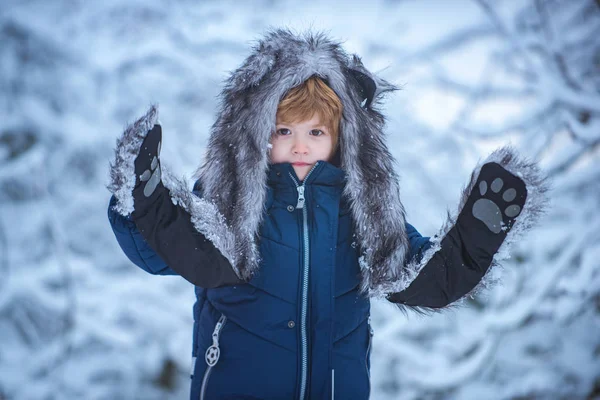 Retrato al aire libre de bebé lindo niño en frío soleado clima de invierno en el parque. Un niño pequeño en el campo de nieve. Retrato de invierno de niño lindo feliz . —  Fotos de Stock