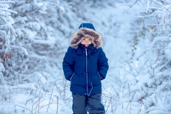 冬の子供服。幸せなかわいい子供の冬の肖像画。クリスマス前の朝だ田舎で冬。冬の夢. — ストック写真