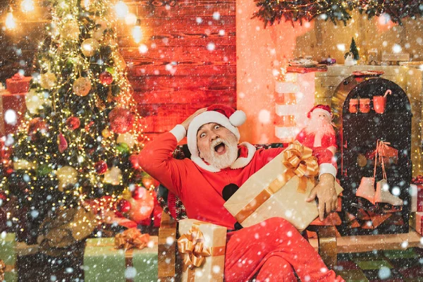 Weihnachtsmann mit Geschenken. Weihnachtsmann Winter Porträt. Wintergefühle. bärtiger Mann im Weihnachtspullover. Stechpalme fröhlichen Swag Weihnachten und noel. — Stockfoto