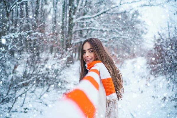 雪の中の少女冬の雪景色の中で若い女性の冬の肖像画。雪の中で自分自身を暖めようとしている若い女性の肖像. — ストック写真