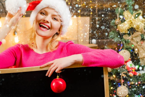 Rapariga na neve. Um presente de Natal. Árvore de Natal em casa. Decorações de Natal e caixa de presente. Uma bela mulher sorridente. Decoração de Natal . — Fotografia de Stock