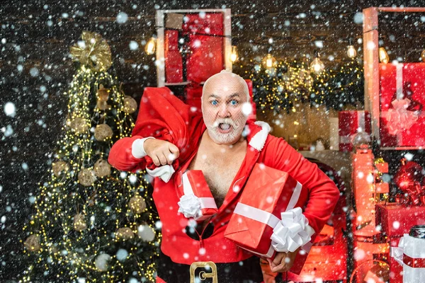 Inicio Ladrón Santa Claus en una máscara en la casa. Divertido Santa Claus malo con regalo, bolsa con regalos. Santa en la máscara con bolsa. Hombre en la nieve . — Foto de Stock