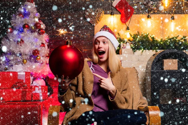 Niña en la nieve. Sexy Santa mujer posando sobre fondo navideño vintage. Mujer navideña con bomba. Un boom creativo. Emociones de bomba . — Foto de Stock