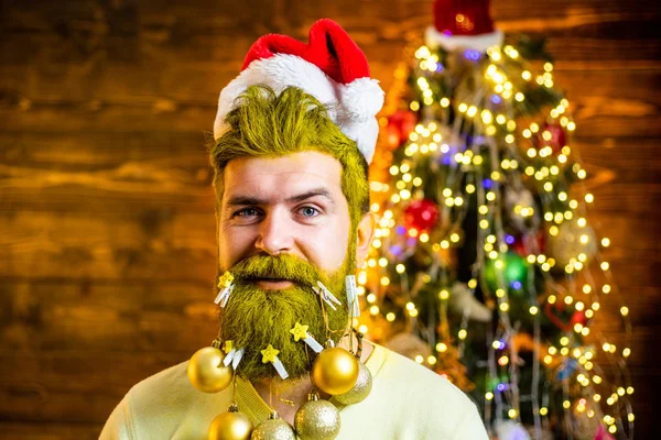 God jul och god jul. Skäggig modern jultomte. Snygg tomte i julklänning. Begreppet nytt år. — Stockfoto