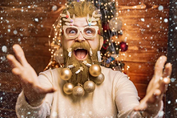 Lustig tomte. Julförberedelser - man firar nyår. Glad Santa klädd i vinterkläder tänka på jul nära julgran. Tema Jul semester och vinter nytt år. — Stockfoto