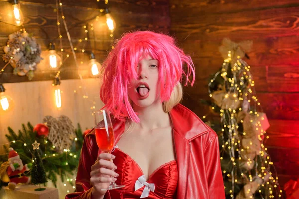 Χαρακτηριστικό του σέξι κοριτσιού των Χριστουγέννων που κοιτάζει την κάμερα. Πορτρέτο ενός όμορφου σαγηνευτικού ζεστό κορίτσι χειμώνα με κόκκινα χείλη. Χριστούγεννα. Χριστουγεννιάτικα φώτα. — Φωτογραφία Αρχείου