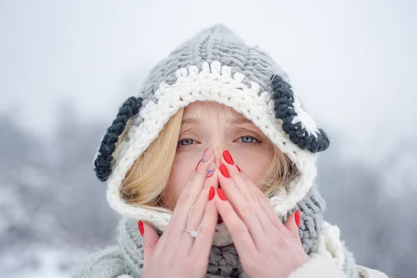 Mujer con síntomas de alergia invernal sonándose la nariz. Retrato de una mujer joven oliendo aerosol nasal cerrando una fosa nasal. Mujer sintiéndose enferma con la nariz corriendo usando medicamentos para los senos paranasales para la nariz bloqueada . — Foto de Stock