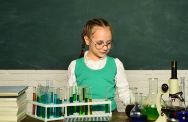 Okula dönelim. Okulun kimya dersleri. Kimya üzerine yeni bir deney yaptılar..