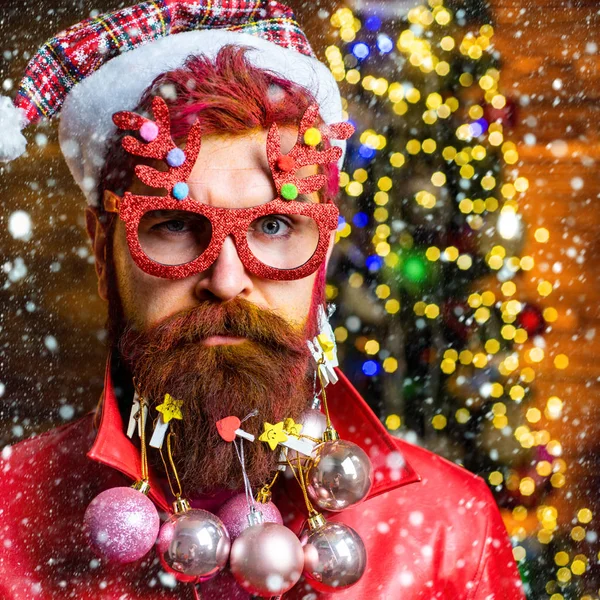 Moderne kerstman met baard close-up portret. Vrolijk kerstfeest en gelukkig nieuwjaar. Nieuwjaar - leuk feest met grappige Kerstman. — Stockfoto