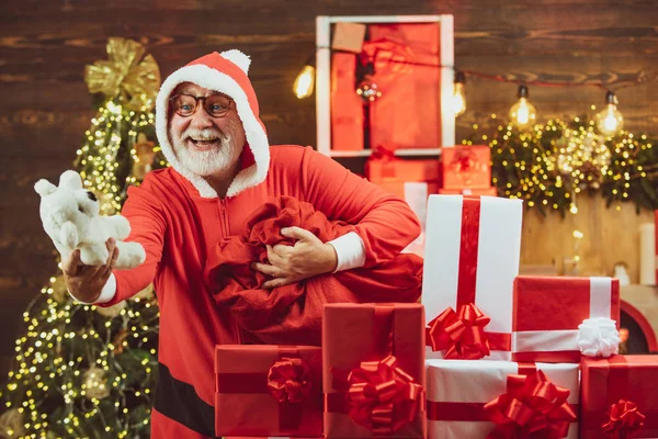 Retrato de un Santa Claus maduro. Hombre barbudo en jersey navideño. Santa en casa con bolsa de Navidad. Hombres con ropa de invierno. Holly alegre botín Navidad y noel . —  Fotos de Stock
