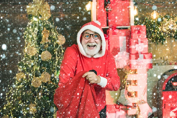 Hediye getiren Noel Baba. Kışın giyinmiş mutlu Noel Baba Noel ağacının yakınındaki Noel 'i düşün. Mutlu Noeller ve mutlu yıllar.. — Stok fotoğraf