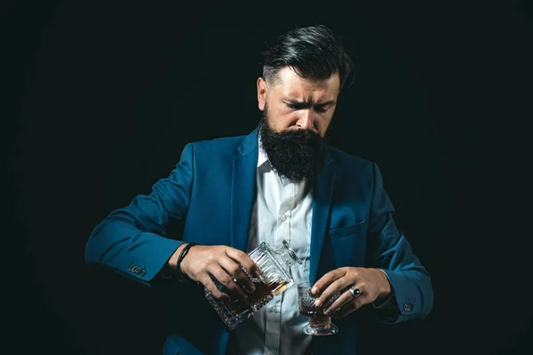 Modieuze man in wit shirt en bretels. Man die alcohol drinkt uit glas. — Stockfoto