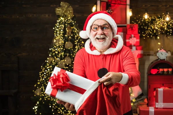 Uomini in abiti invernali. Babbo Natale augura buon Natale. Cattivo Babbo Natale in cappello da Babbo Natale. Felice anno nuovo. Holly jolly swag Natale e noel . — Foto Stock