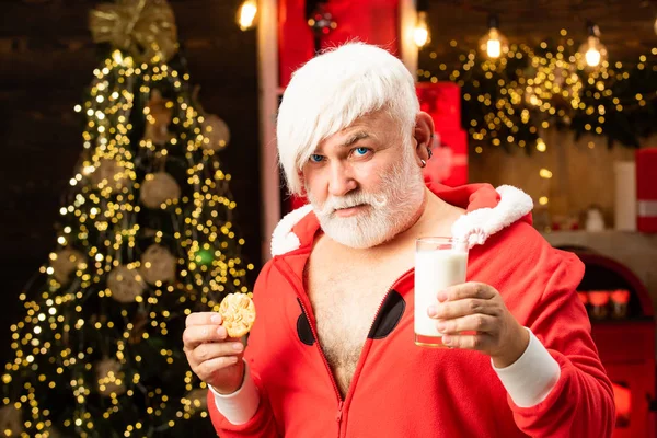 Galleta de leche y pan de jengibre para Santa Claus sobre fondo claro de Navidad. Feliz año nuevo. Feliz Navidad. Santa Claus con barba y bigote. — Foto de Stock