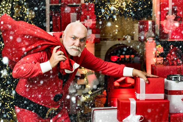 도둑은 새로운 선물을 훔쳐 갔다. 성범죄 크리스마스잖아. 산타 클로스가 크리스마스 선물 가방을 들고 포즈를 취하는 모습. — 스톡 사진